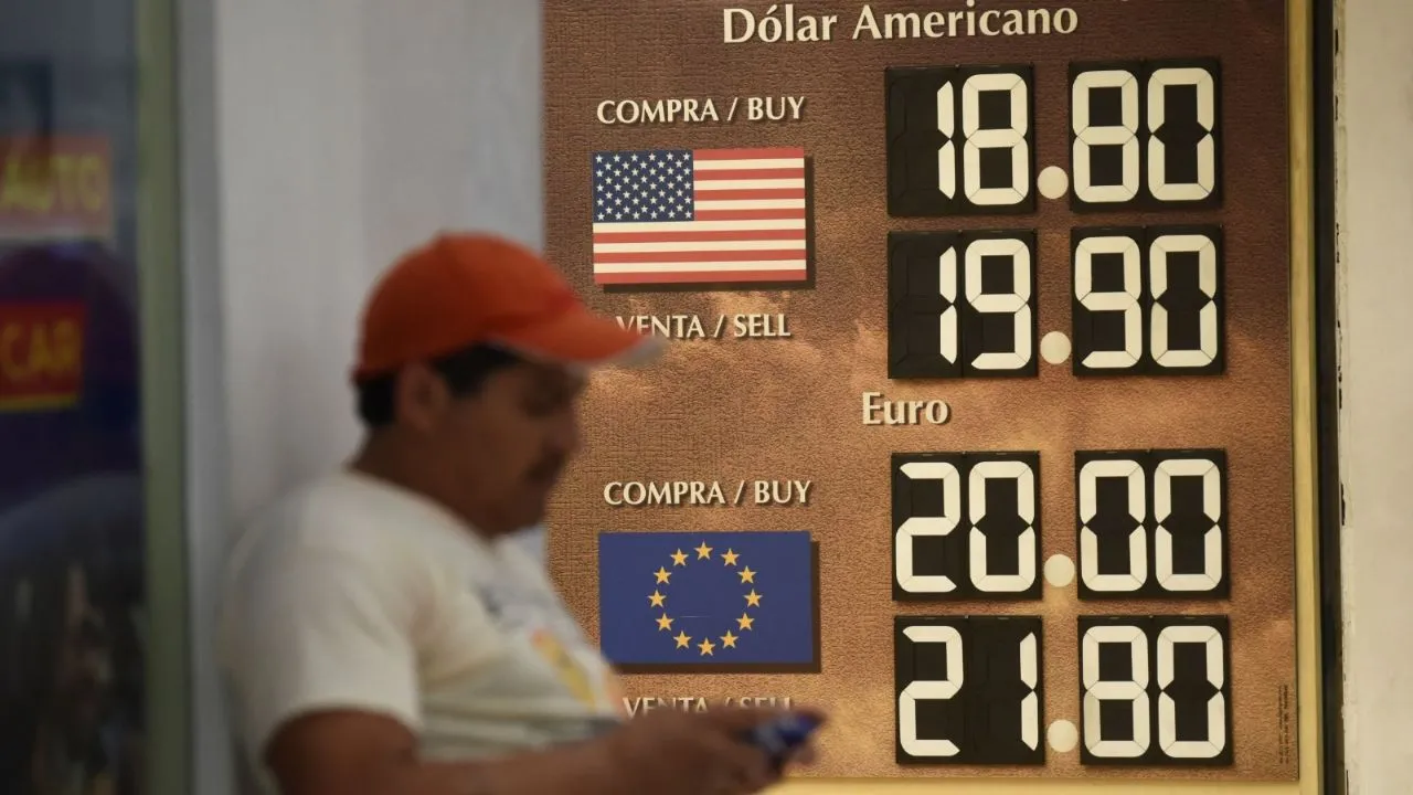 Peso mexicano se fortalece; mercado percibe debilidad del dólar por tensiones con China