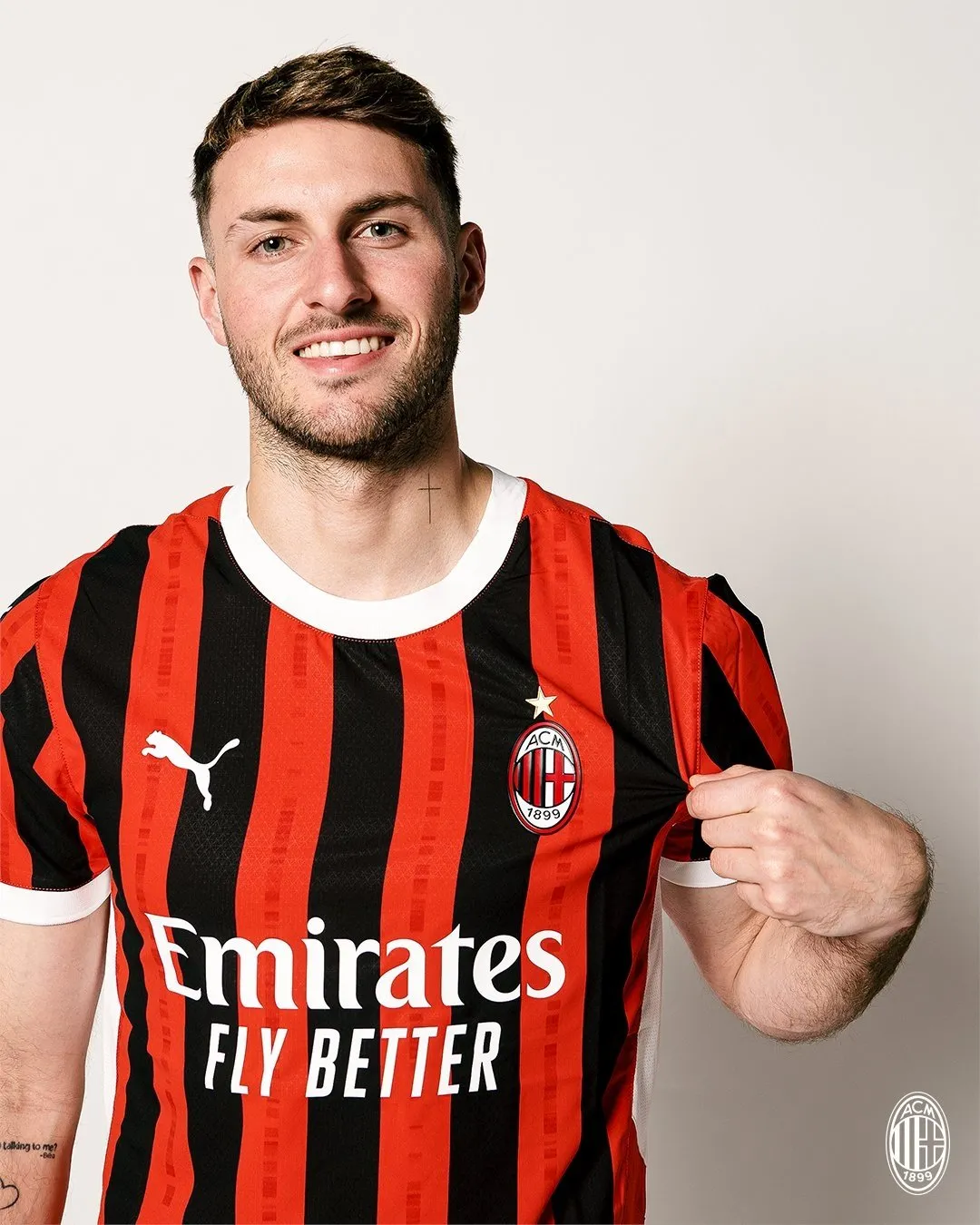 Santiago Giménez es presentado como nuevo jugador del Milan (Video)