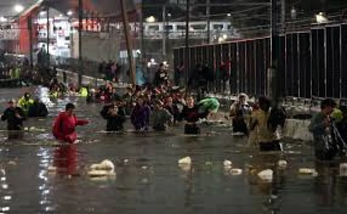 Tromba inunda 20 colonias de Iztapalapa; familias pasaron la noche entre aguas negras