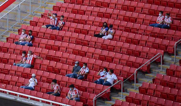 Detienen partido por grito homofóbico