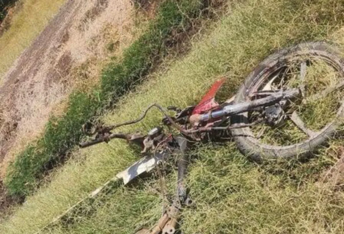 Adulto mayor que viajaba en moto muere tras explotar una mina en Apatzingán