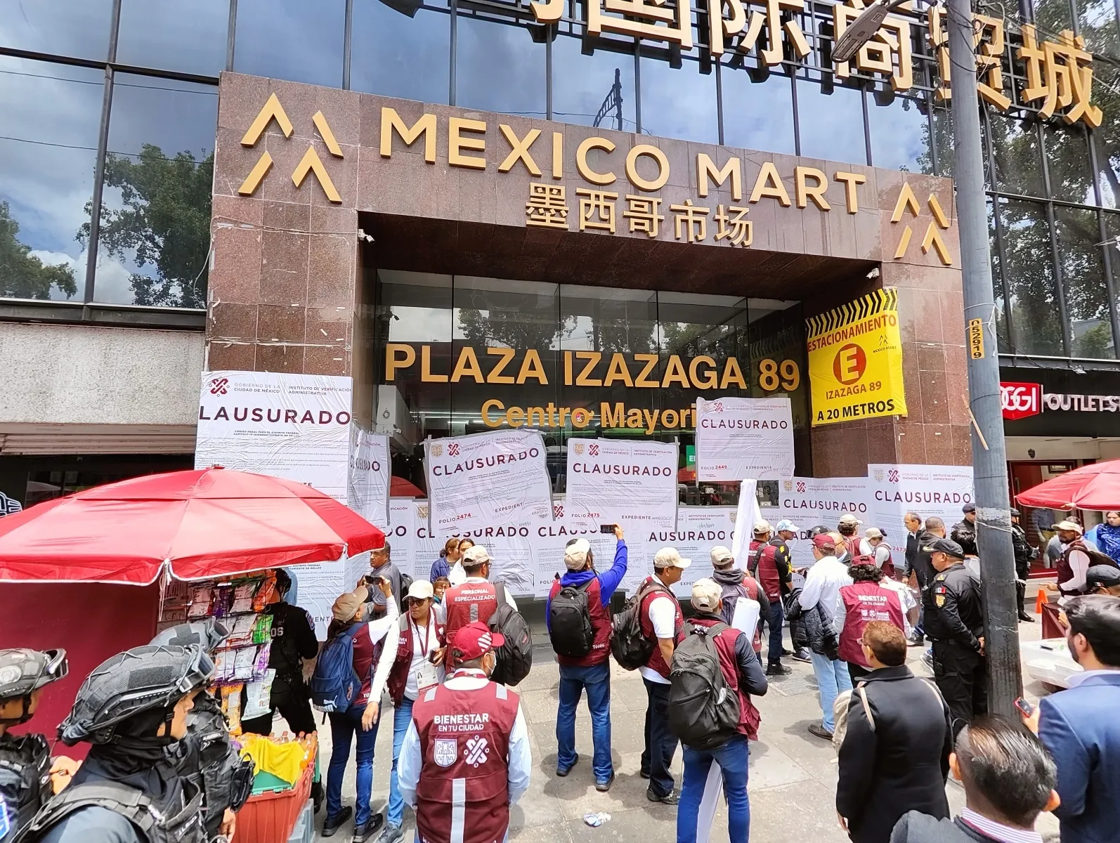 SSC y Semar realizan operativo en Plaza Izazaga 89 por contrabando