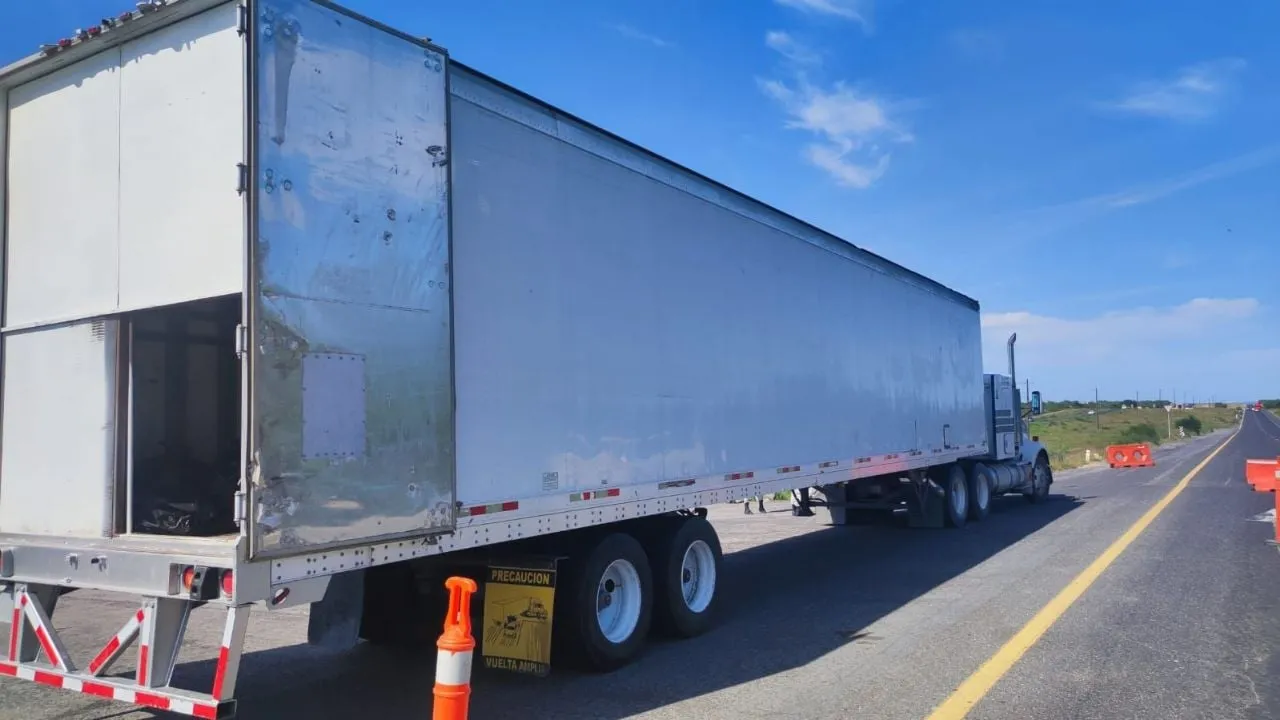 Dan 15 años de prisión a dos polleros que transportaron 139 migrantes en un tráiler