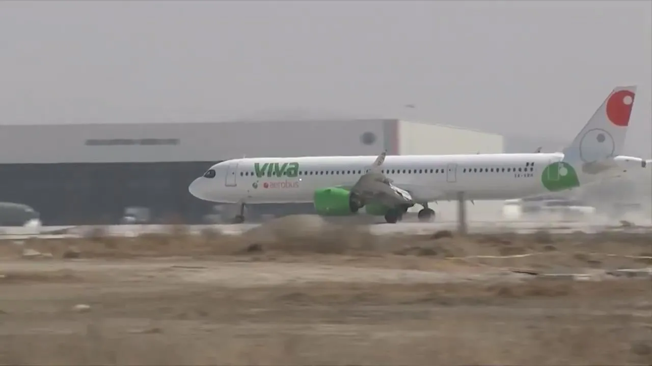 Fuego en motor de un avión de Viva Aerobus provoca desalojo de pasajeros (Video)
