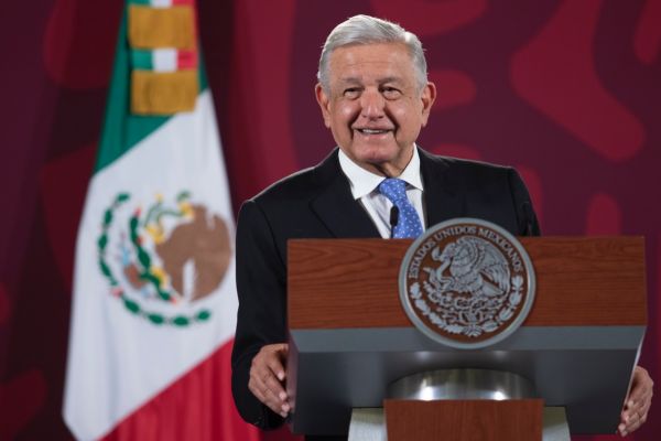 AMLO propone eliminar organismos electorales y reducir diputados