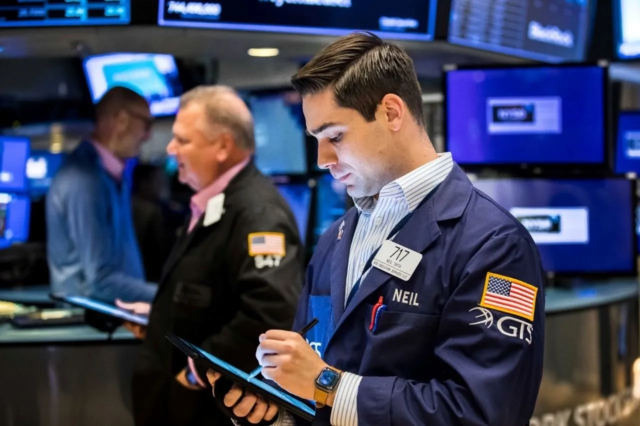 Acciones tecnológicas caen en Wall Street debido a que competidor chino amenaza frenesí de IA