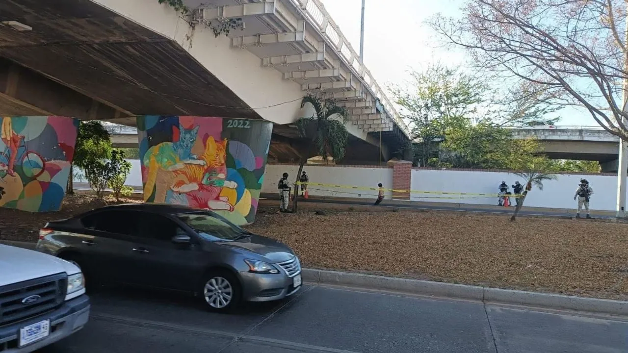 Hombre reportado como desaparecido es colgado de puente céntrico en Culiacán