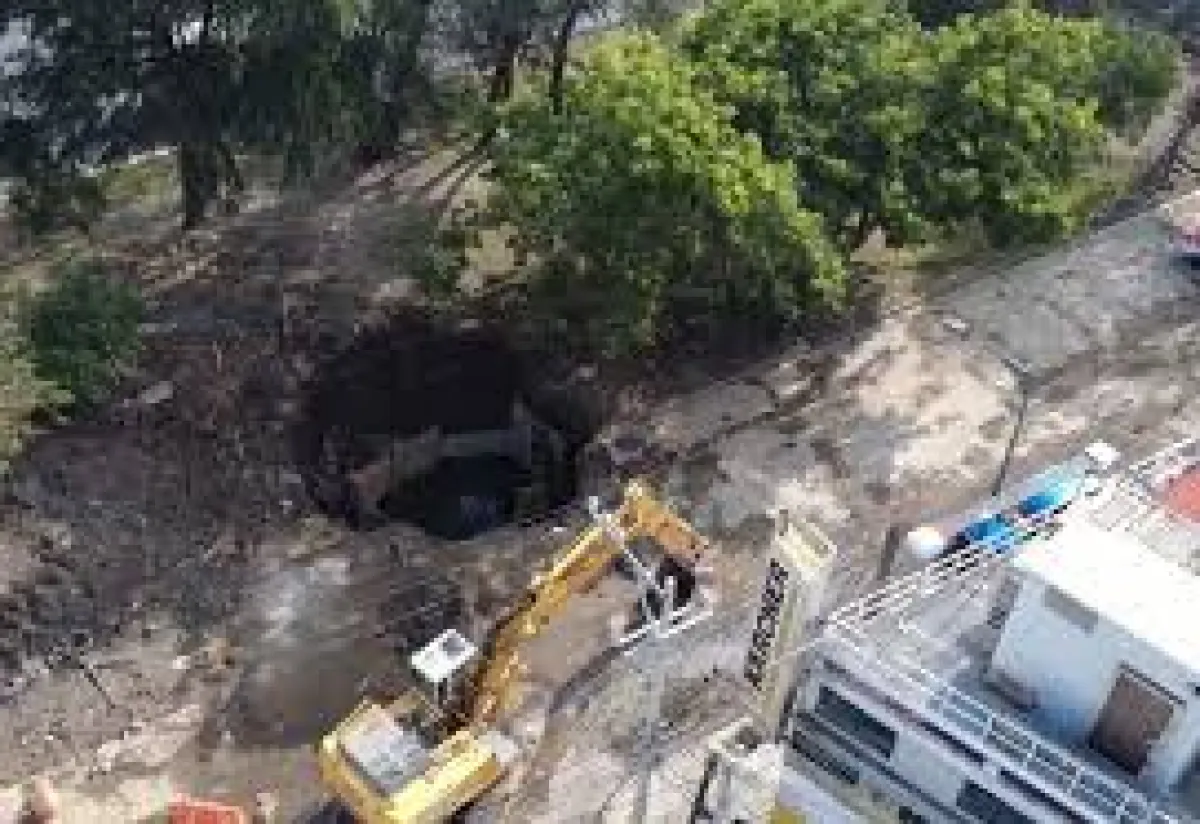 Vecinos de Agrícola Oriental exigen concluir obras por socavón; afecta vialidad en Calzada Zaragoza