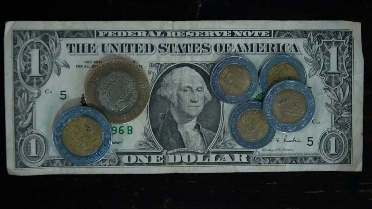 El peso se deprecia ante la expectativa de datos clave en Estados Unidos