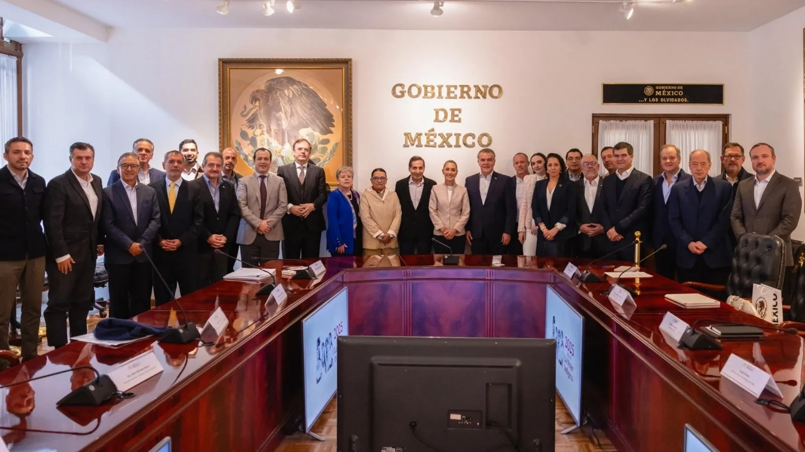 Ebrard se reúne con el sector privado ante la posibilidad de que EU imponga aranceles del 25%
