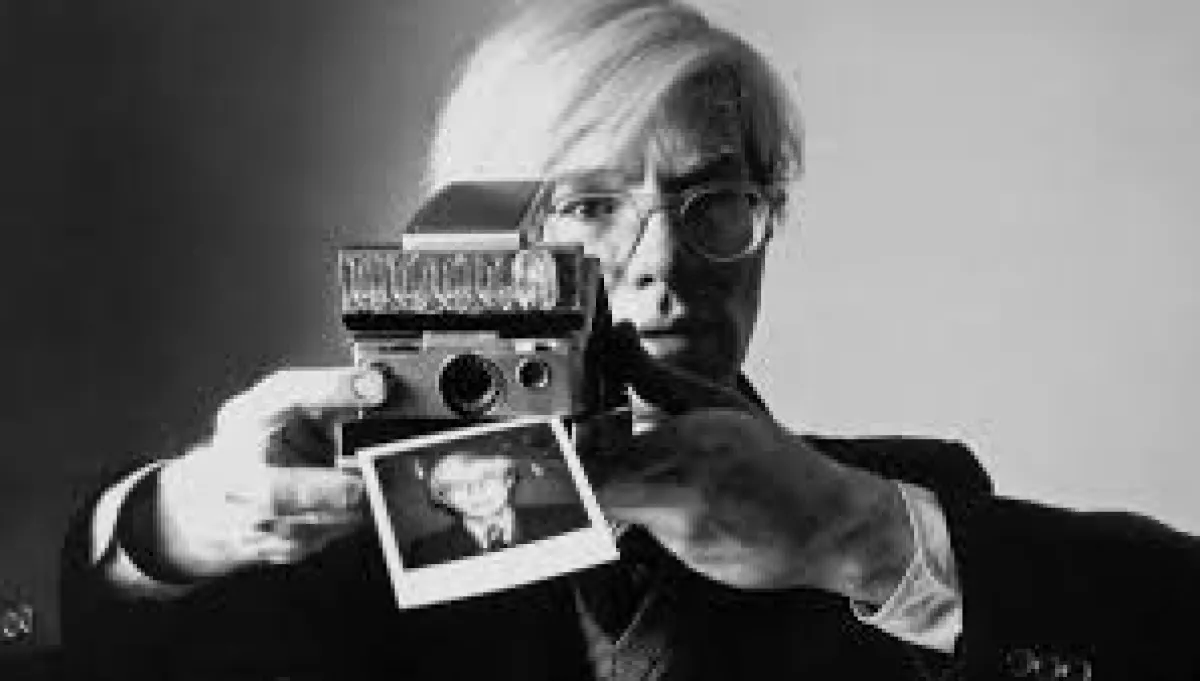 Andy Warhol llega a la CDMX con su mirada más íntima: polaroids, filmes y serigrafías en la Casa del Lago