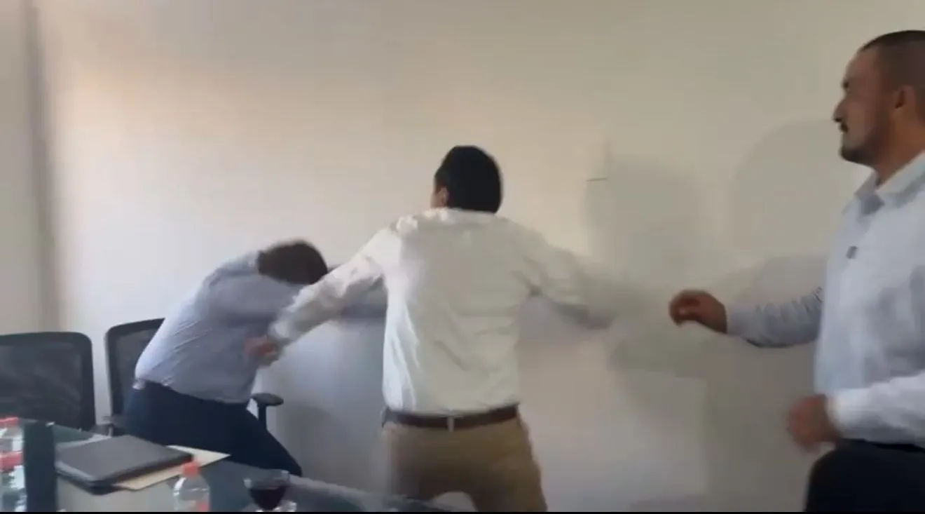 Tunden a golpes en el Congreso de Chiapas a exsecretario de gobierno de Rutilio Escandón (Video)