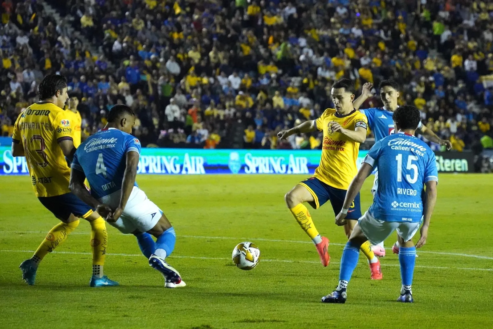 América y Cruz Azul empatan 0-0 y dejan en el aire su pase a la final