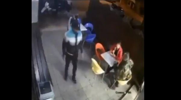 A balazos, policía frustra robo. 