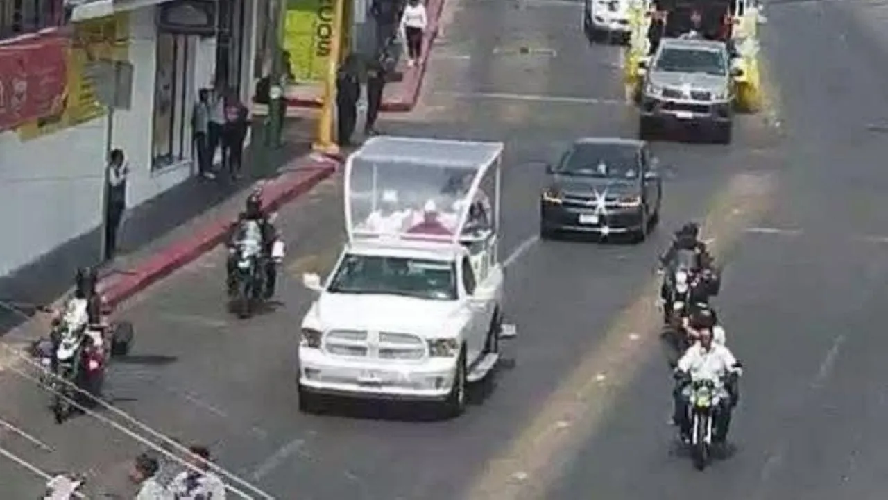 Arzobispo de la arquidiócesis de Tuxtla se pasea en Papamovil