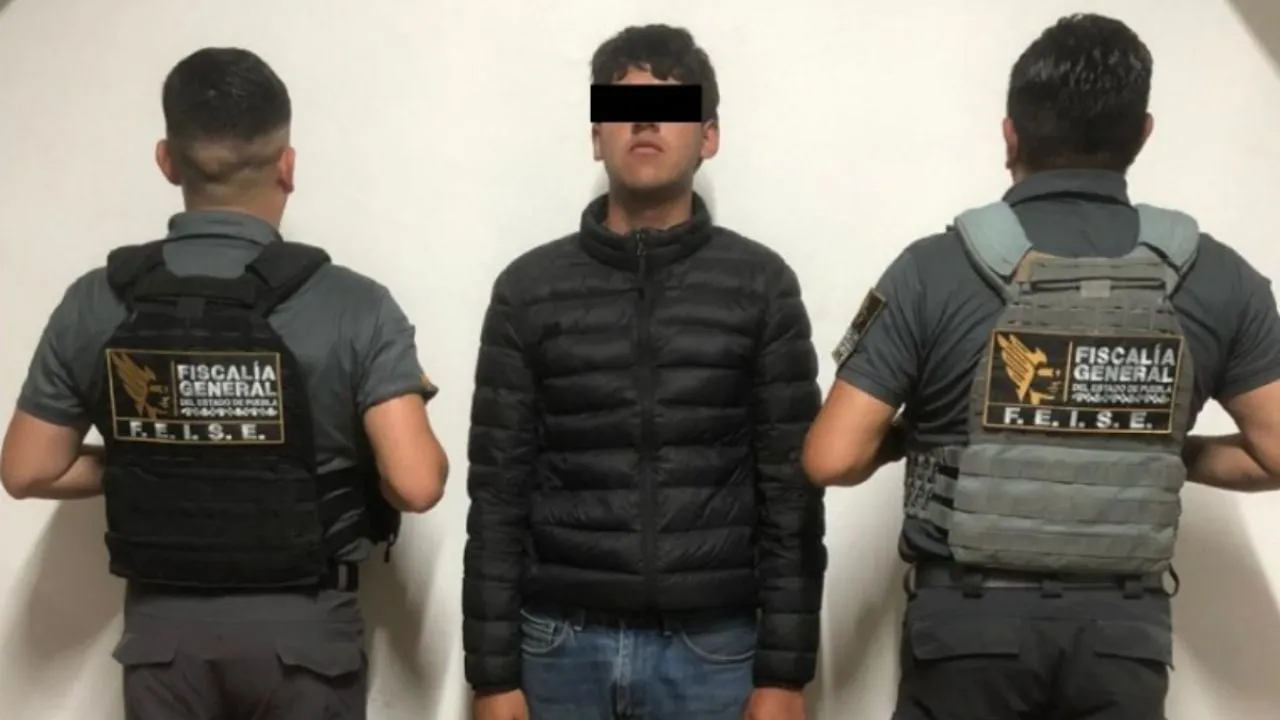 Catean casa del alcalde de Ahuazotepec, Puebla; hallan drogas, armas y detienen a su hijo