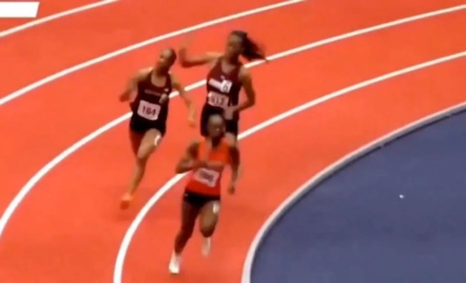 Atleta golpea en la nuca a su rival en plena competencia (Video)