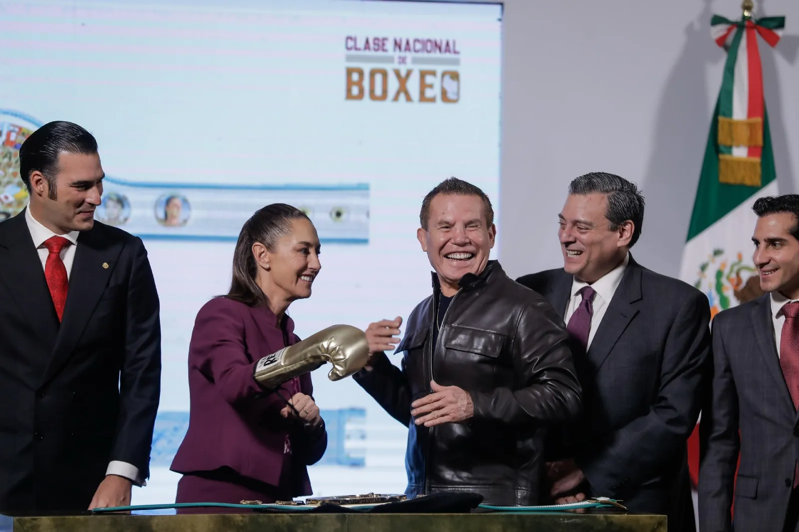 Julio César Chávez asiste a la mañanera e invita a clase nacional de boxeo