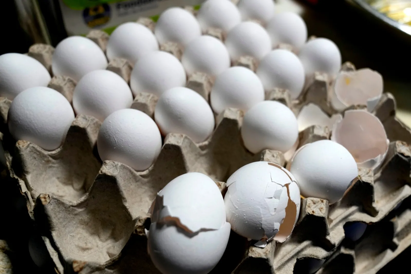 Precios de huevos alcanzan récord pese a predicciones de Trump y disminución de gripe aviar