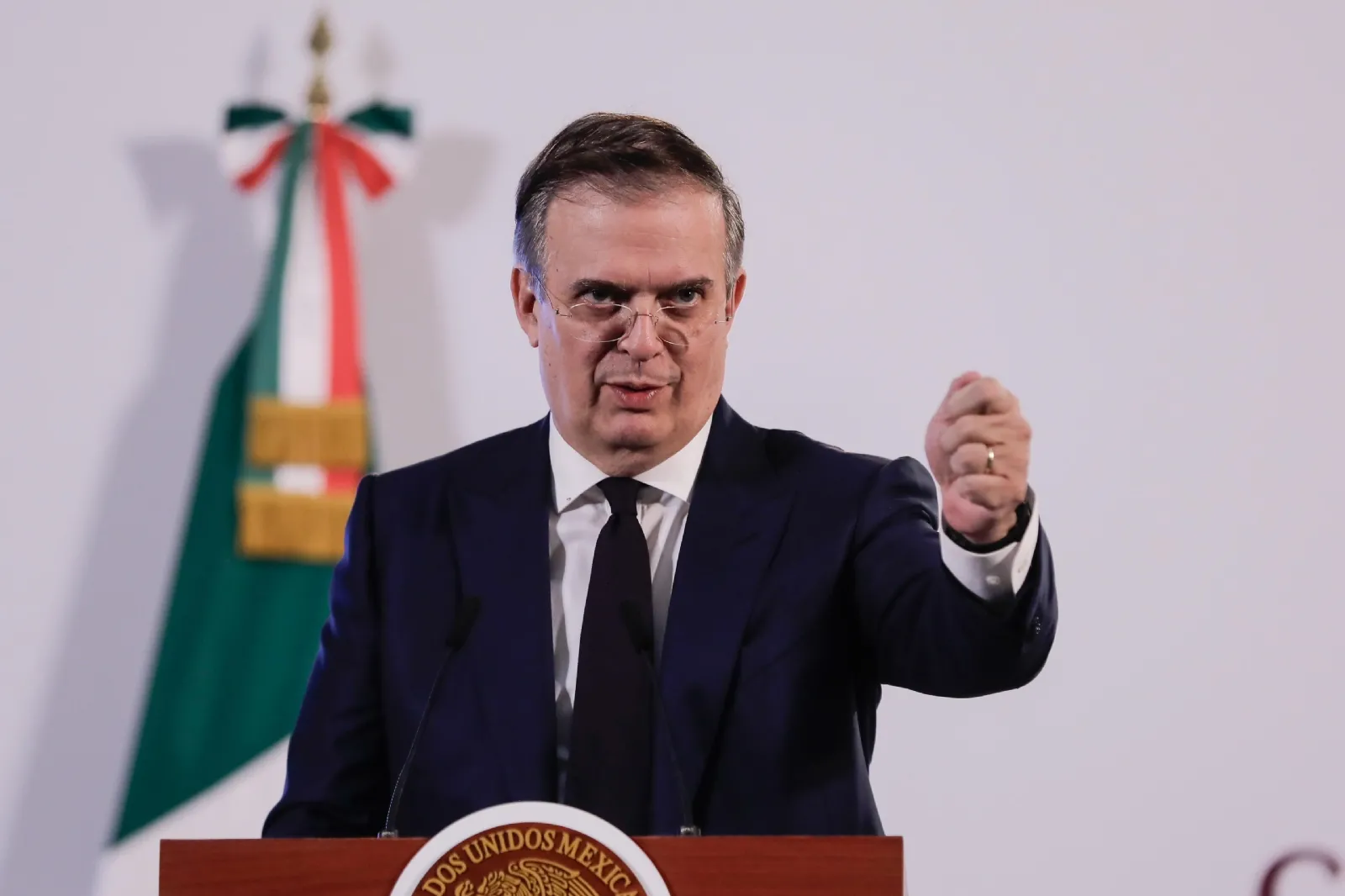 México queda fuera de los aranceles del 10%: Ebrard