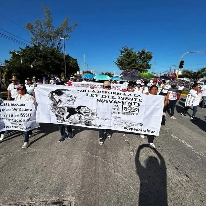 Maestros de Quintana Roo se van a paro indefinido de labores en protesta por reforma al ISSSTE