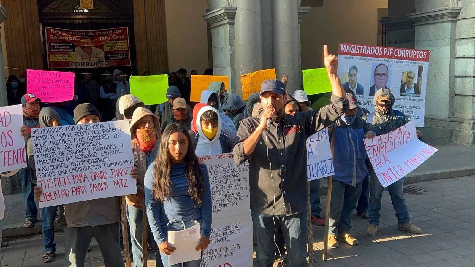 Bloquean carreteras federales en Oaxaca; manifestantes acusan a Salomón Jara de engañarlos