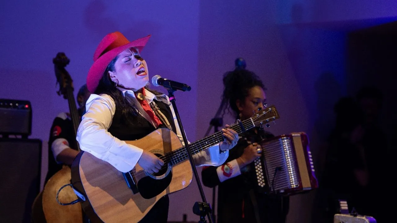 Vivir Quintana presenta “Cosas que sorprenden a la audiencia”, disco con historias
