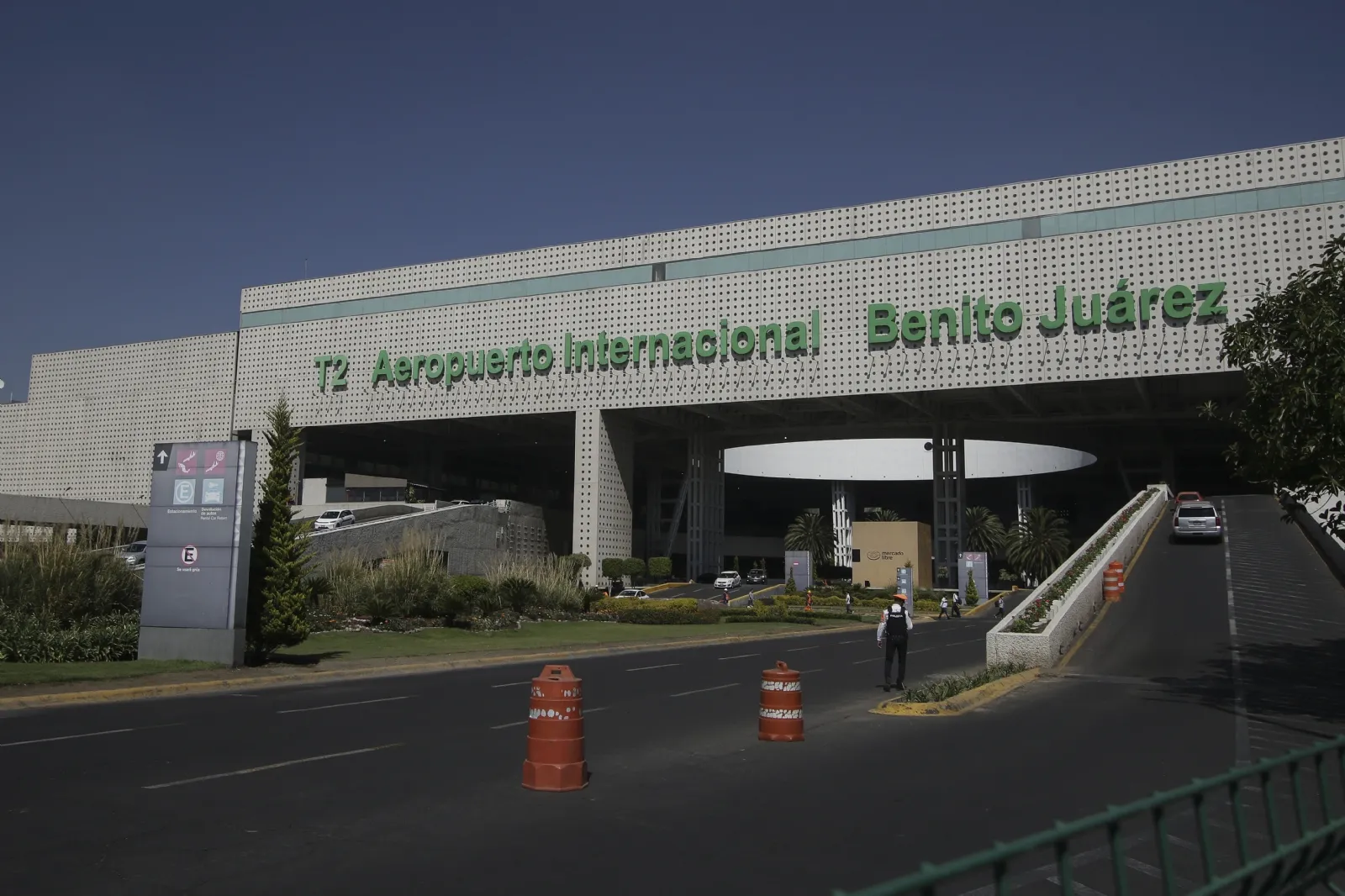 Denuncian detención arbitraria del INM contra familia china en el AICM