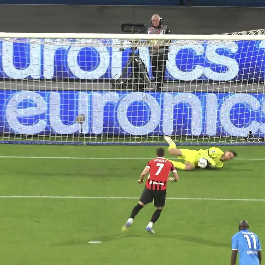 Napoli derrotó 2-1 al Milan; Santiago Gimenez falló un penalti (Video)