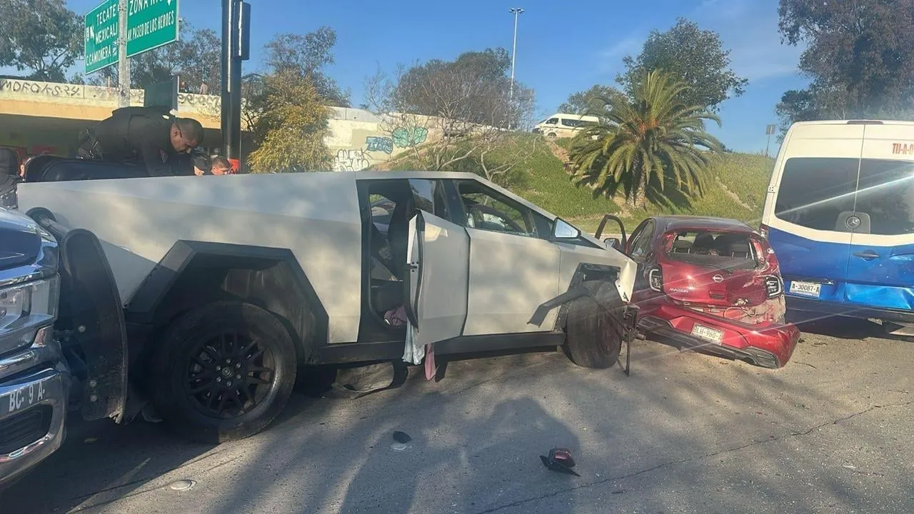 Un Cybertruck Tesla chocó contra siete vehículos en Tijuana; el conductor intentó darse a la fuga