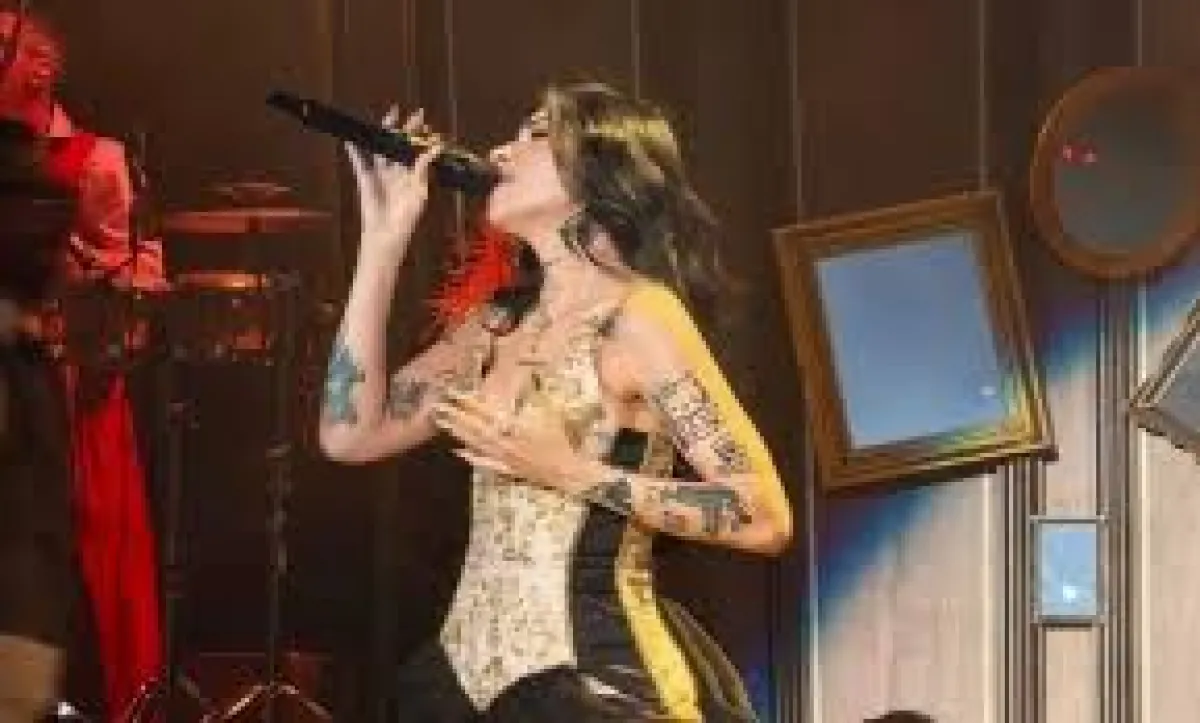 Cazzu responde a Christian Nodal durante concierto y desata polémica en el Auditorio Nacional 