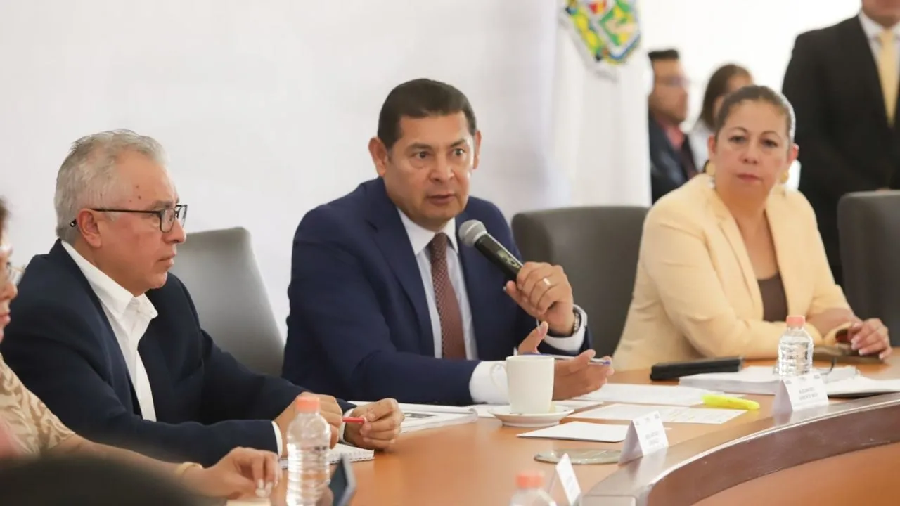 Tras semanas de enfrentamientos, Armenta se reúne con colectivo Voz de los Desaparecidos