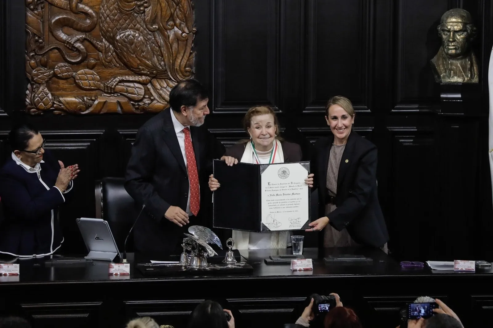 Ninfa María Deándar recibe la Medalla Belisario Domínguez; evoca a Julio Scherer, “el gran héroe”