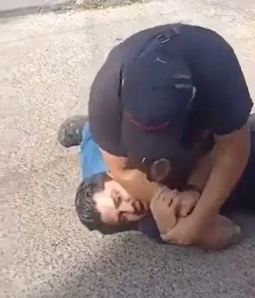 "Usted disculpe": policías poblanos someten con violencia a persona equivocada (Video)