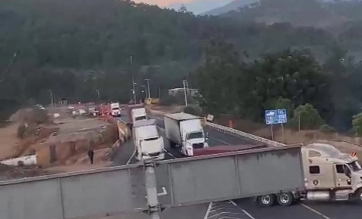 Habitantes de Ziracuaretiro bloquean carreteras por la desaparición de dos personas